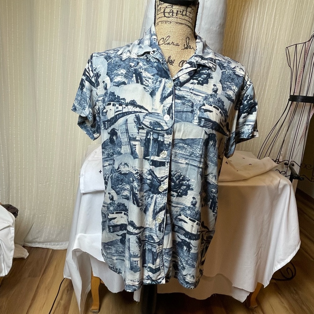 Liz Claiborne Blue Scenic Print Button Down Shirt small